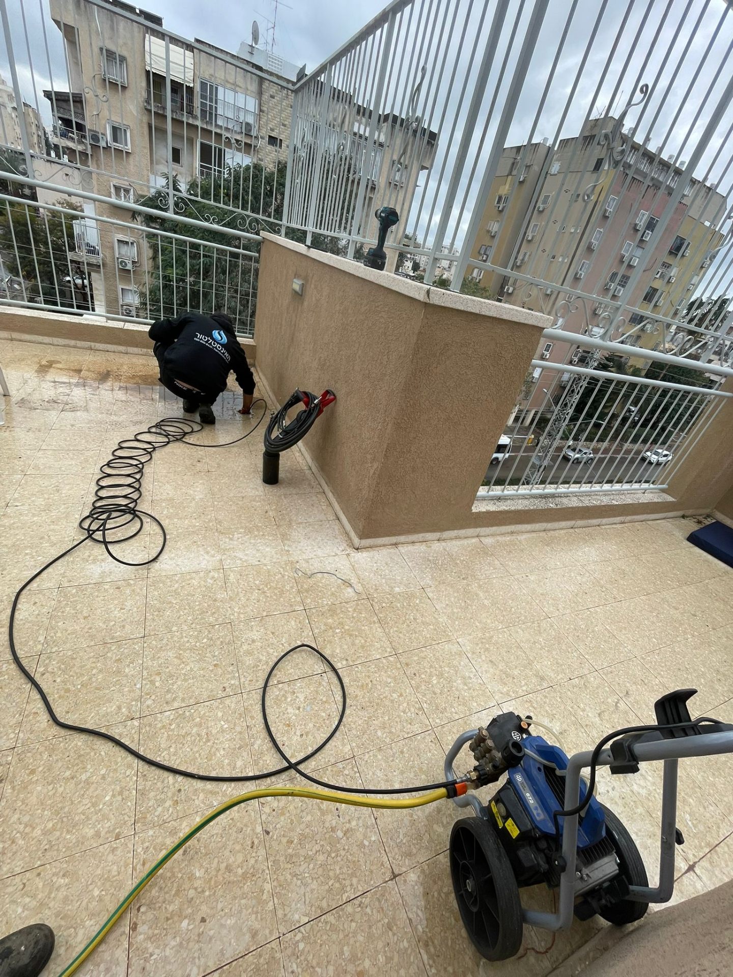 ציוד מקצועי לפתיחת סתימות ביוב כולל מכונת לחץ מים