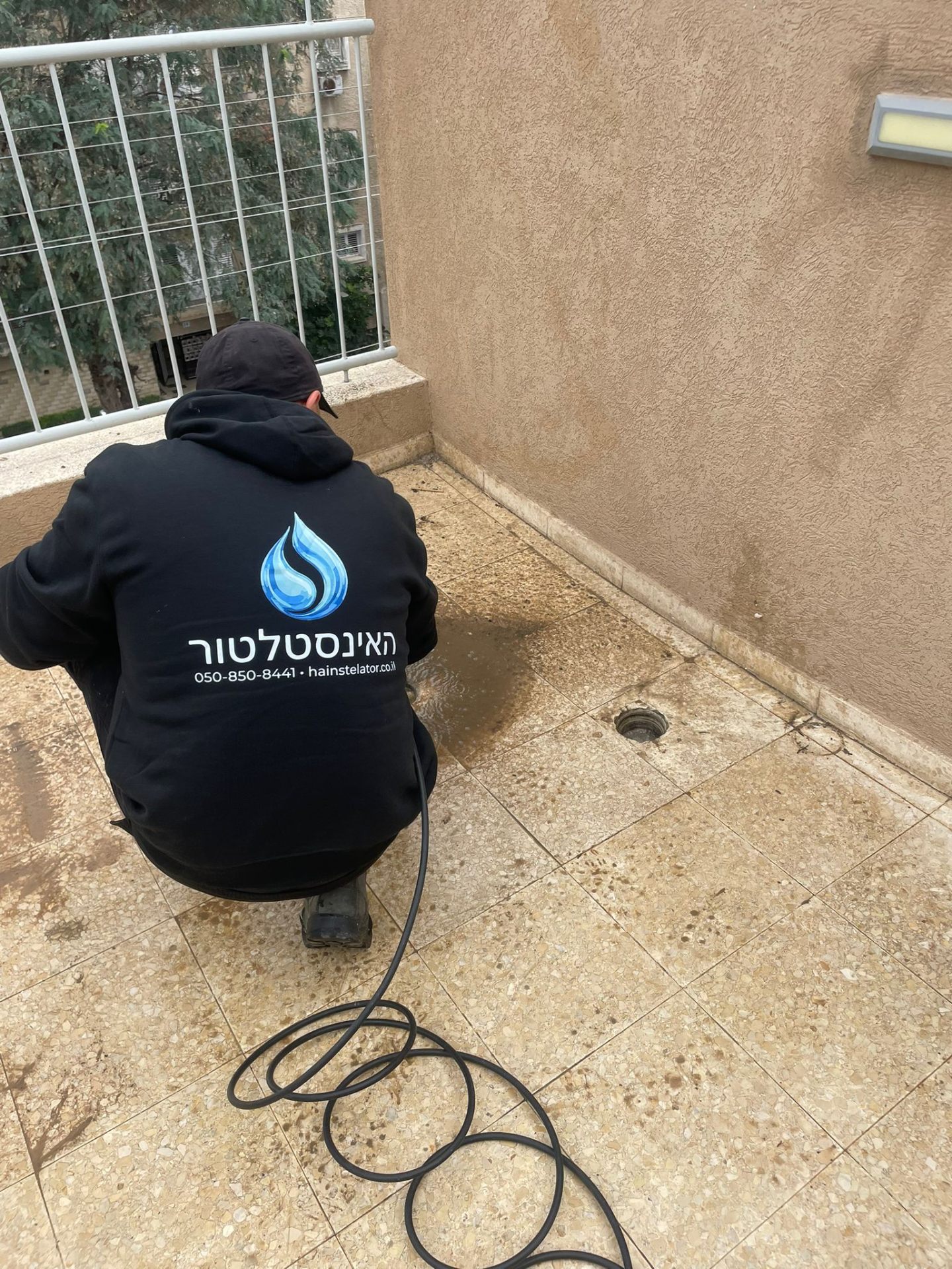 פתיחת סתימת ביוב בגג בניין בלחץ מים