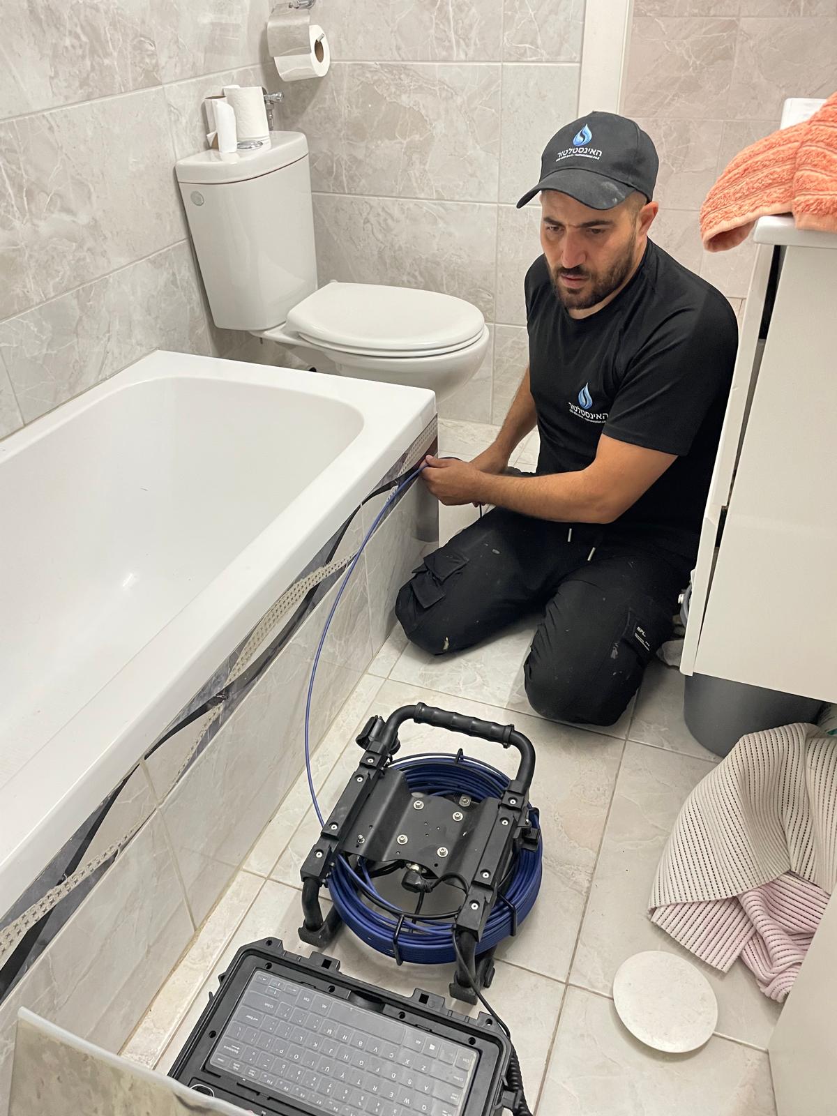 בדיקת מצלמת ביוב Ridgid SeeSnake לזיהוי סדק בצנרת ניקוז של מכונת כביסה - אשדוד, מאי 2026