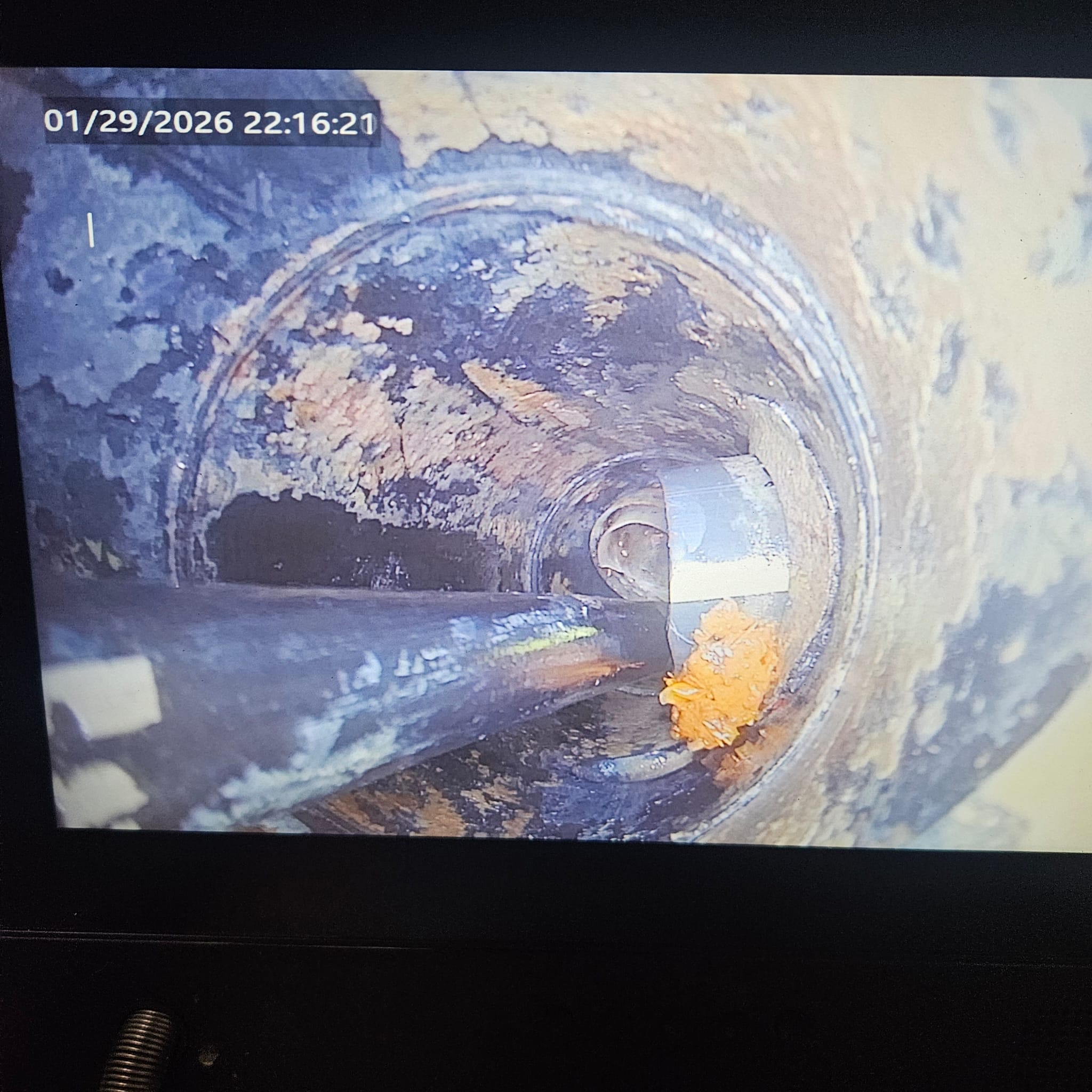 צילום ממצלמת ביוב בתוך הקו - ראש כרסום וצינור בקו ביוב עם משקעים וחלודה