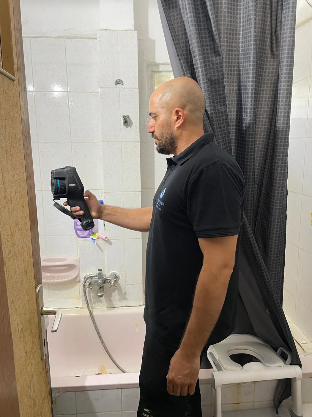 יצחק עקרי מבצע איתור נזילות עם מצלמה תרמית מקצועית FLIR בחדר אמבטיה