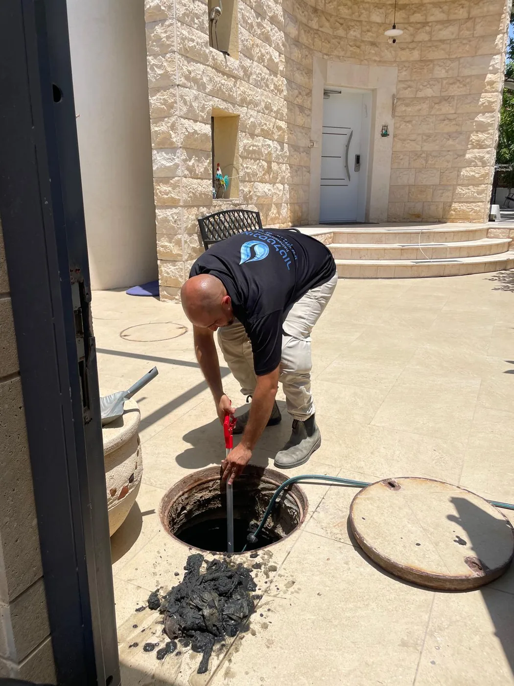 פינוי מגבונים וסתימת ביוב משוחת ביקורת פתוחה בבית פרטי בנס ציונה