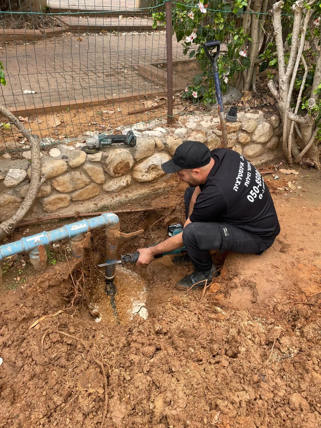 אינסטלטור באשדוד בעבודת צנרת מים