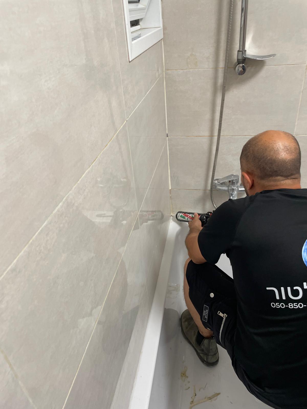 יצחק האינסטלטור מורח סיליקון איטום בקצה אמבטיה - שכבת הגנה ראשונה מפני נזילות