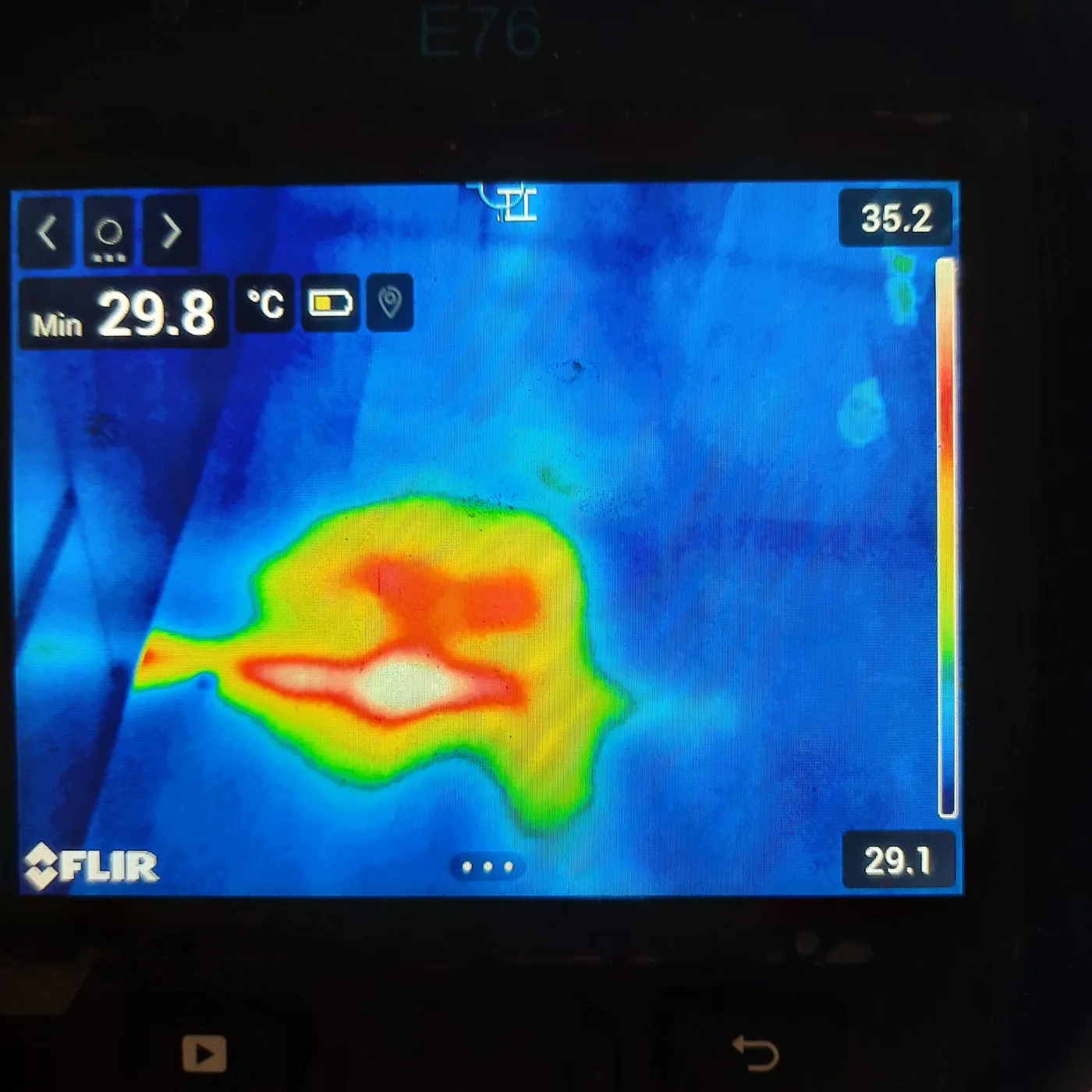 מסך מצלמה תרמית FLIR באיתור נזילת מים