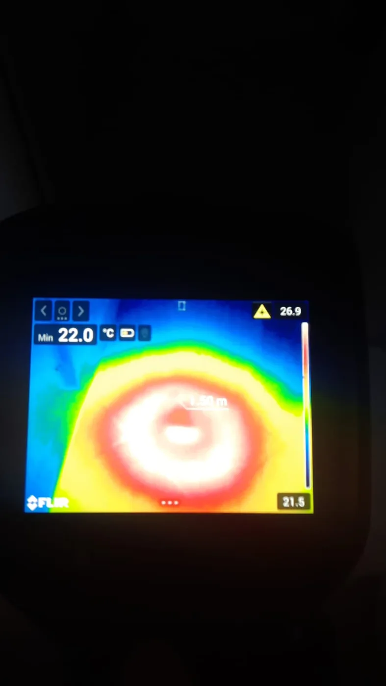 מסך FLIR באיתור נזילה מתחת לריצוף