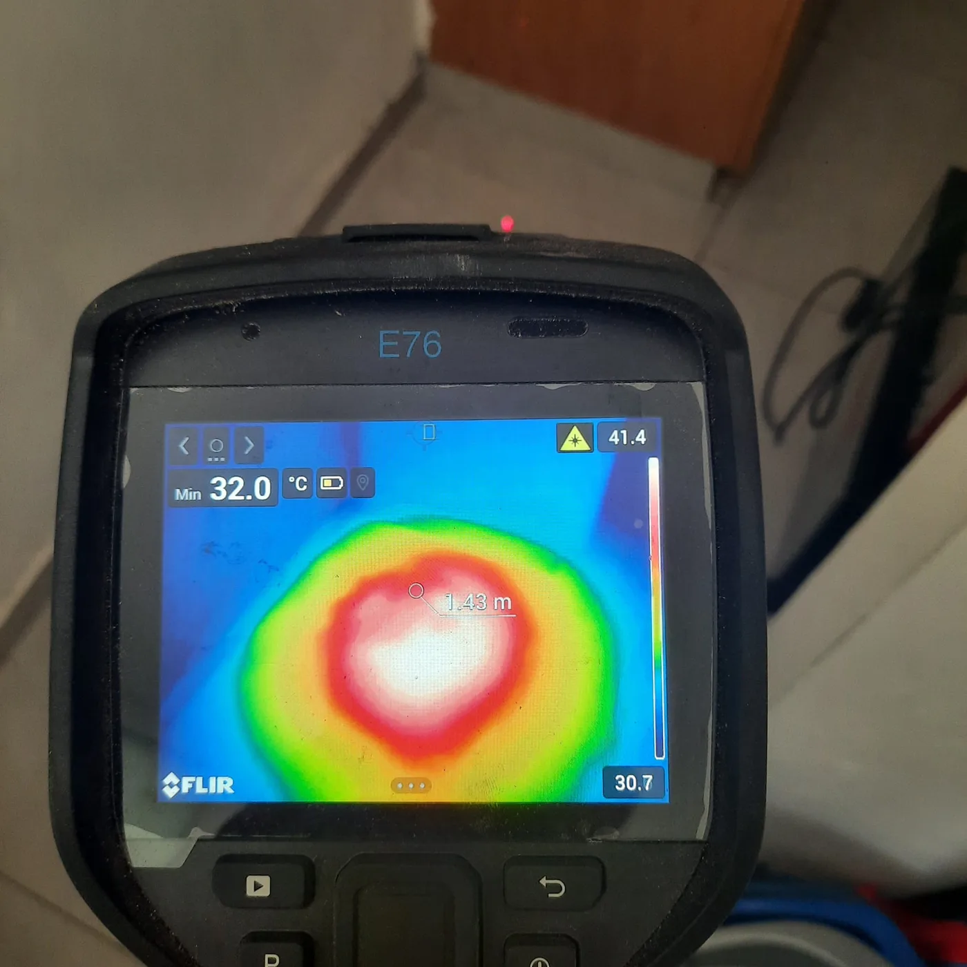 בדיקה תרמית לנזילת מים באשקלון על מסך FLIR