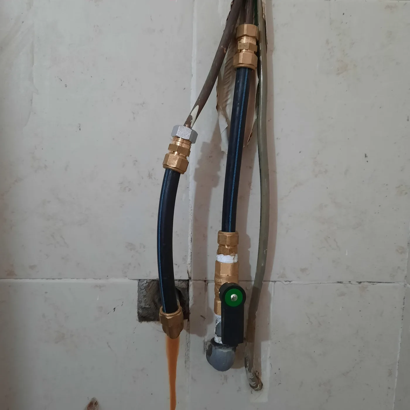 חיבורי מים ושסתומים באזור נזילה