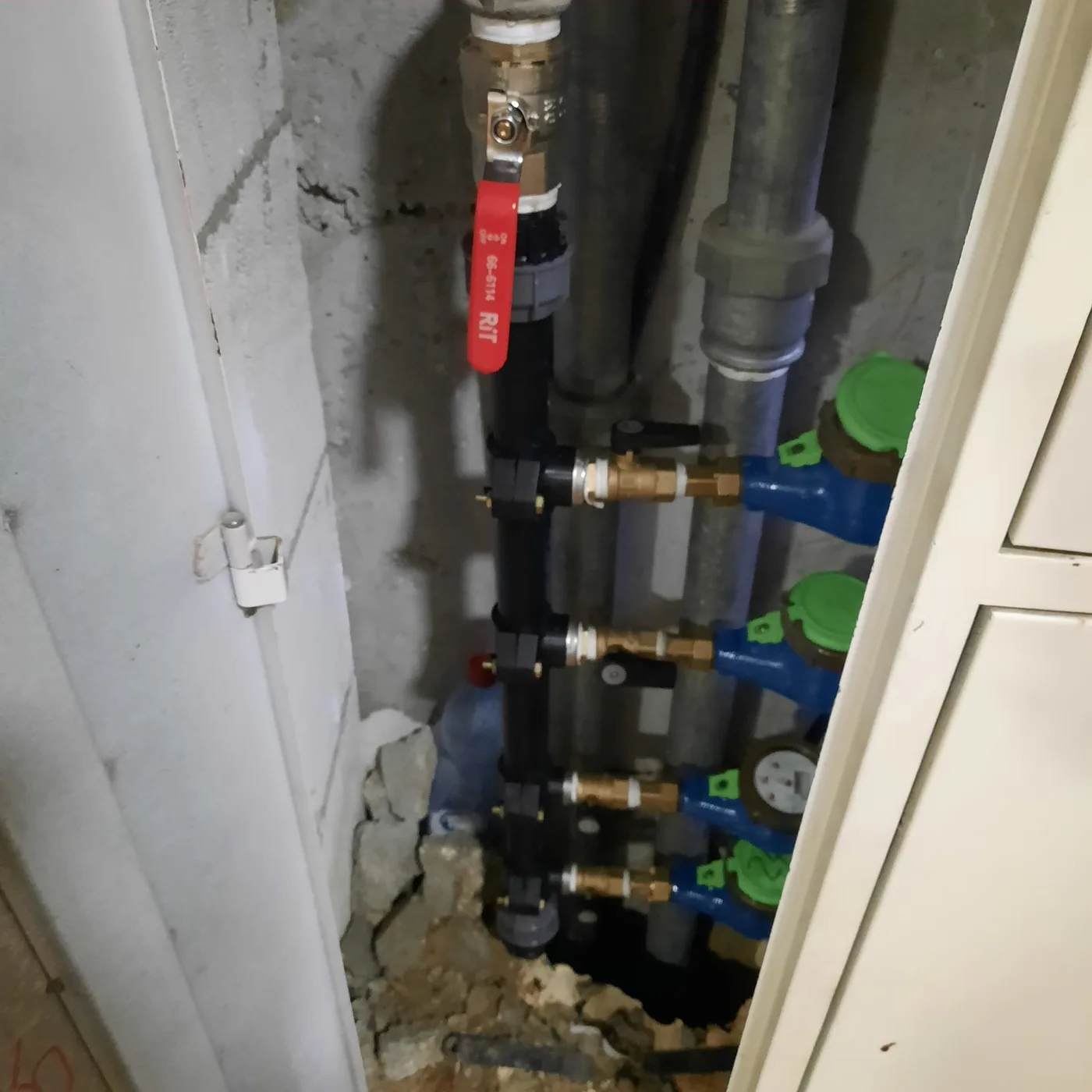 מערכת ראשי מים עם שעוני מים וברזי ניתוק