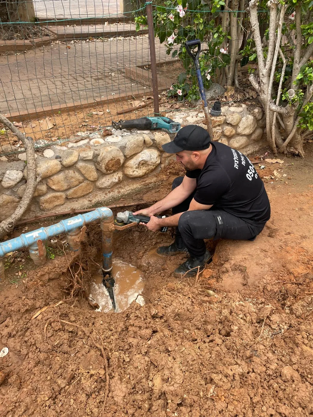 יצחק עקרי מתקן צנרת מים בבור