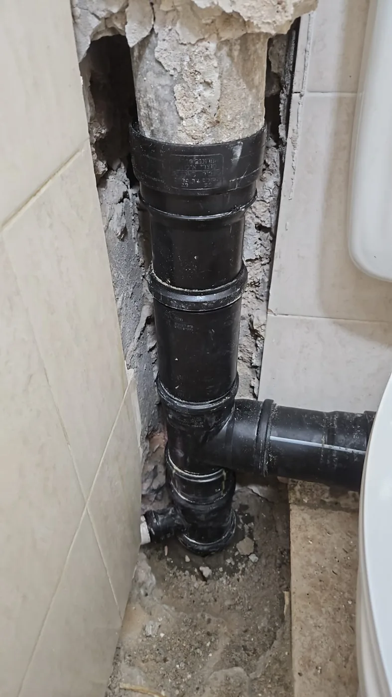 חיבור T חדש בצנרת ביוב בקיר