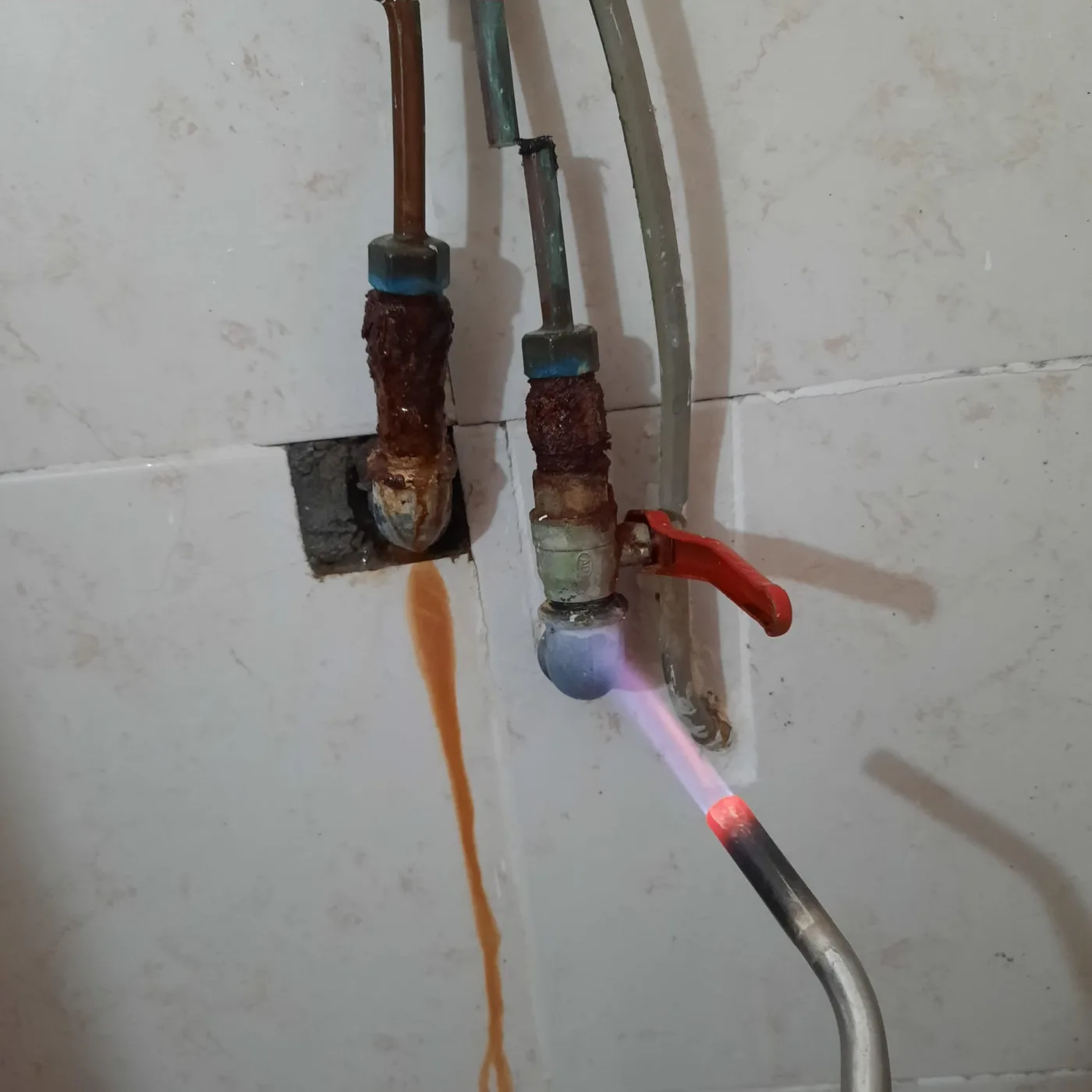 הלחמת צנרת נחושת כחלק מעבודת החלפת צנרת