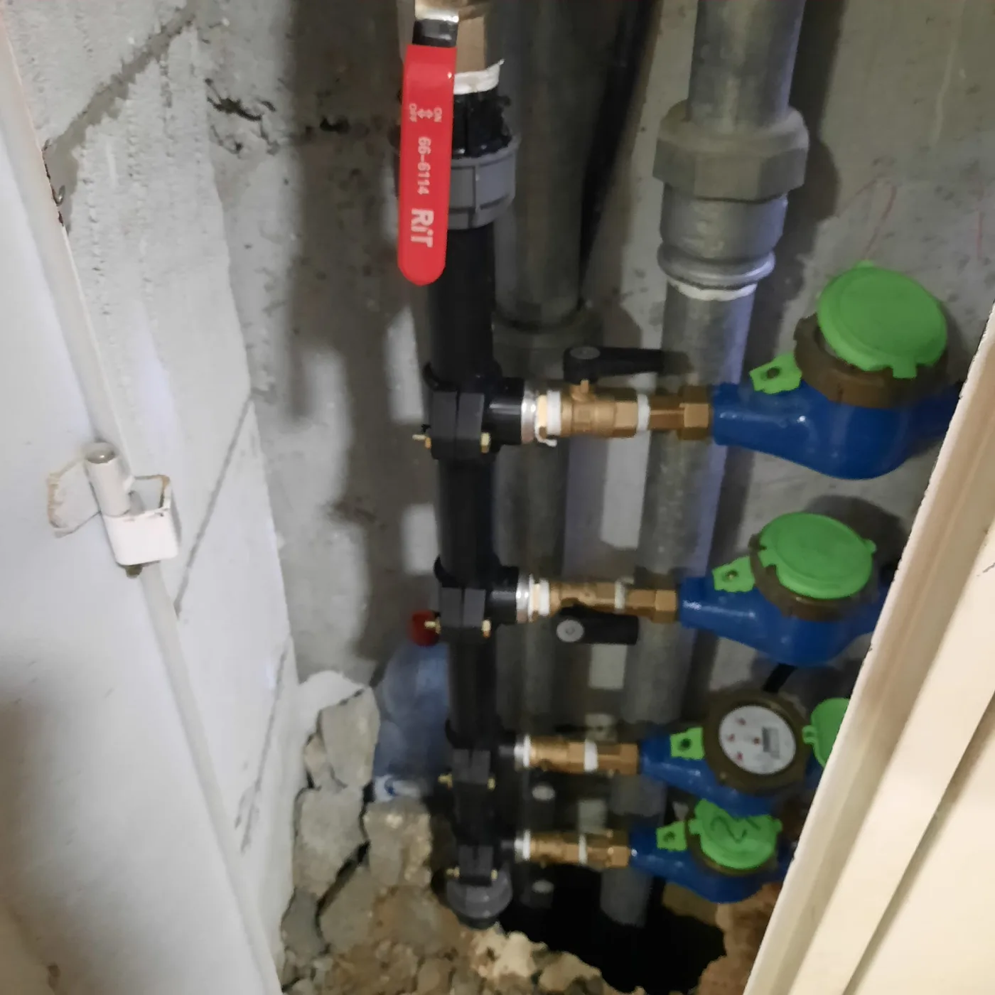 מערכת שעוני מים וצנרת מגולוונת בבניין