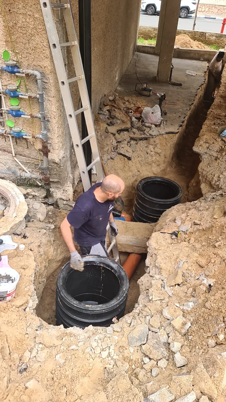 יצחק בעבודת תשתית ביוב