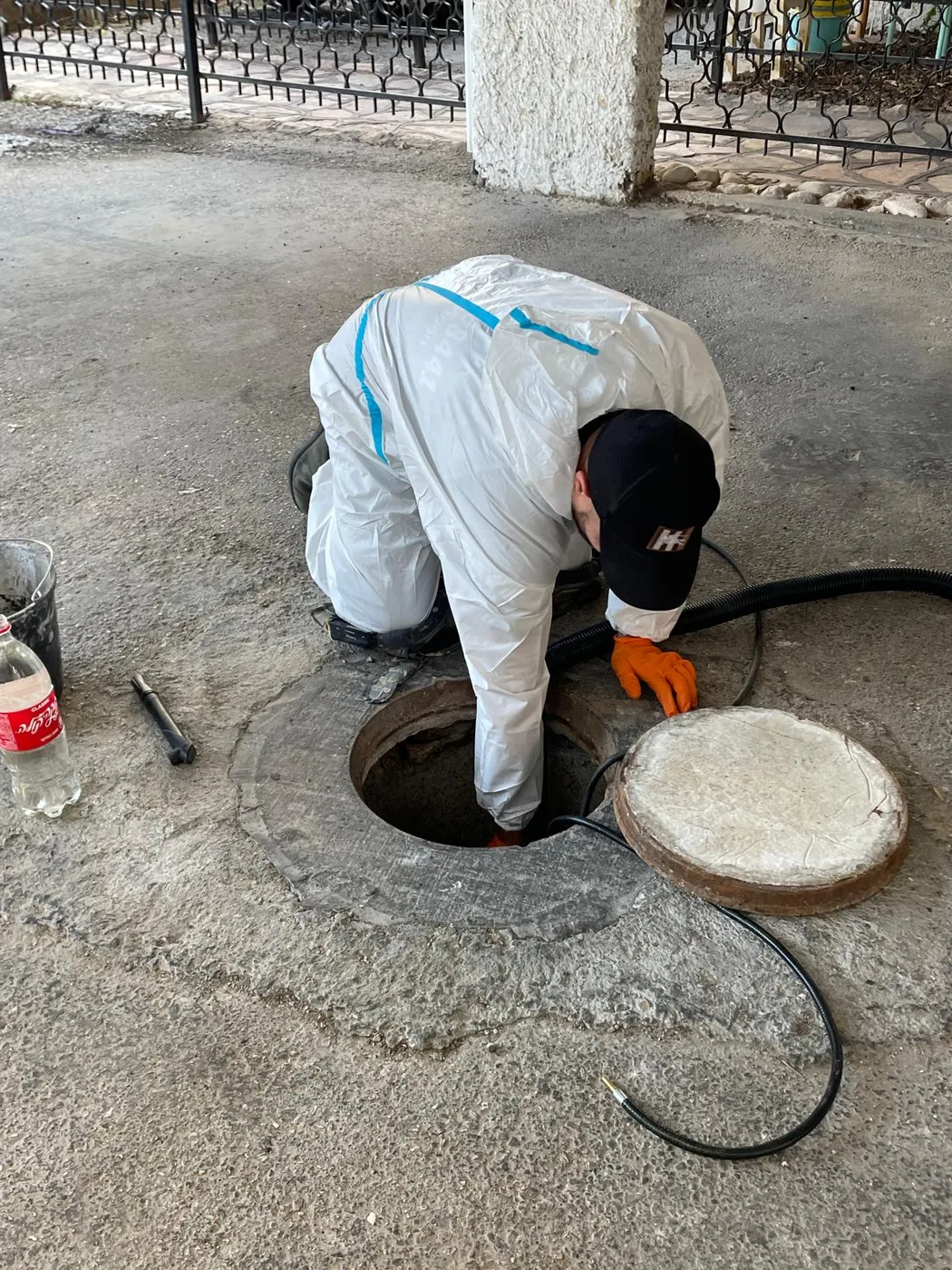 עבודה בשוחת ביוב פתוחה בשטח